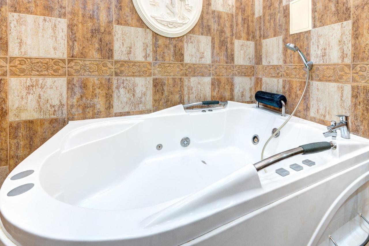 Apartment світло! Vip In The Druzhby Narodiv Metro Station *